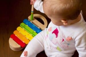 éveil et stimulation de bébé en action