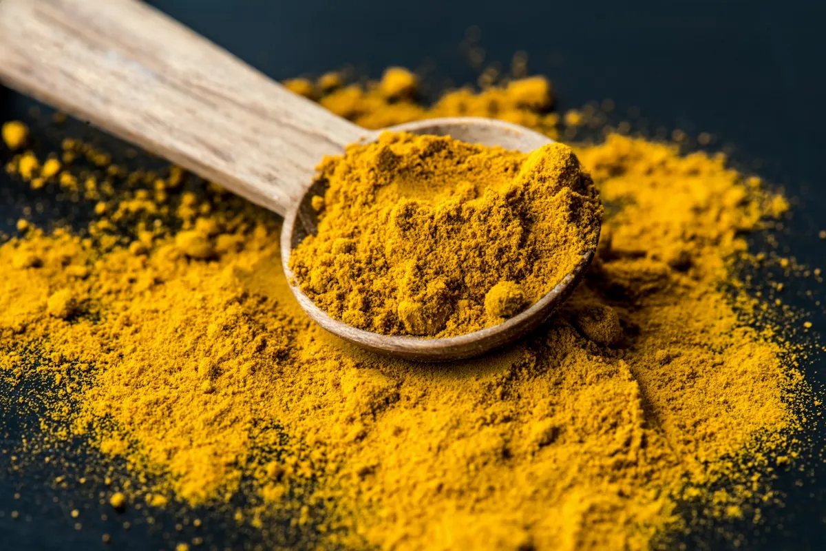 Au-delà de son action sur l'immunité, le curcuma offre une pléthore d'autres avantages pour votre santé